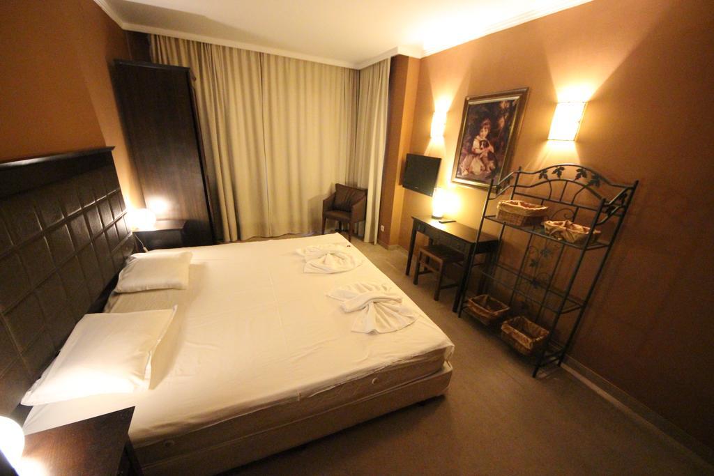 Menada In Royal Apartment *