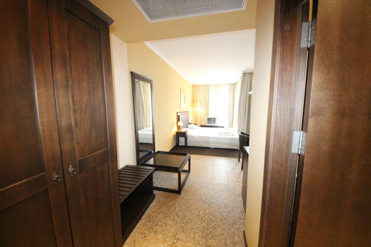 Menada In Royal Apartment *