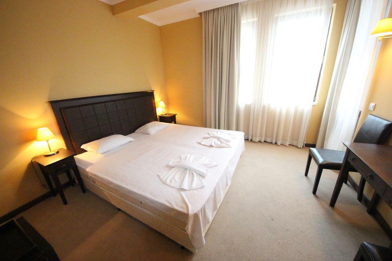 Menada In Royal Apartment *